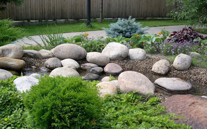 камни в саду