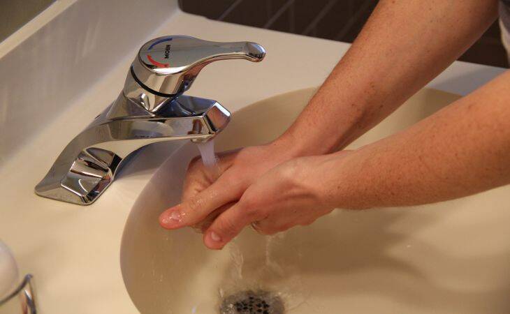 Чем быстро очистить руки после работы на грядках: лайфхак, который удивит
